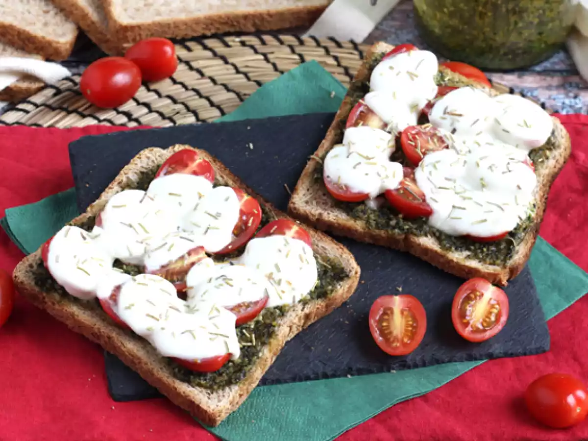 Брускетта с песто, помидорами черри и сыром моцарелла