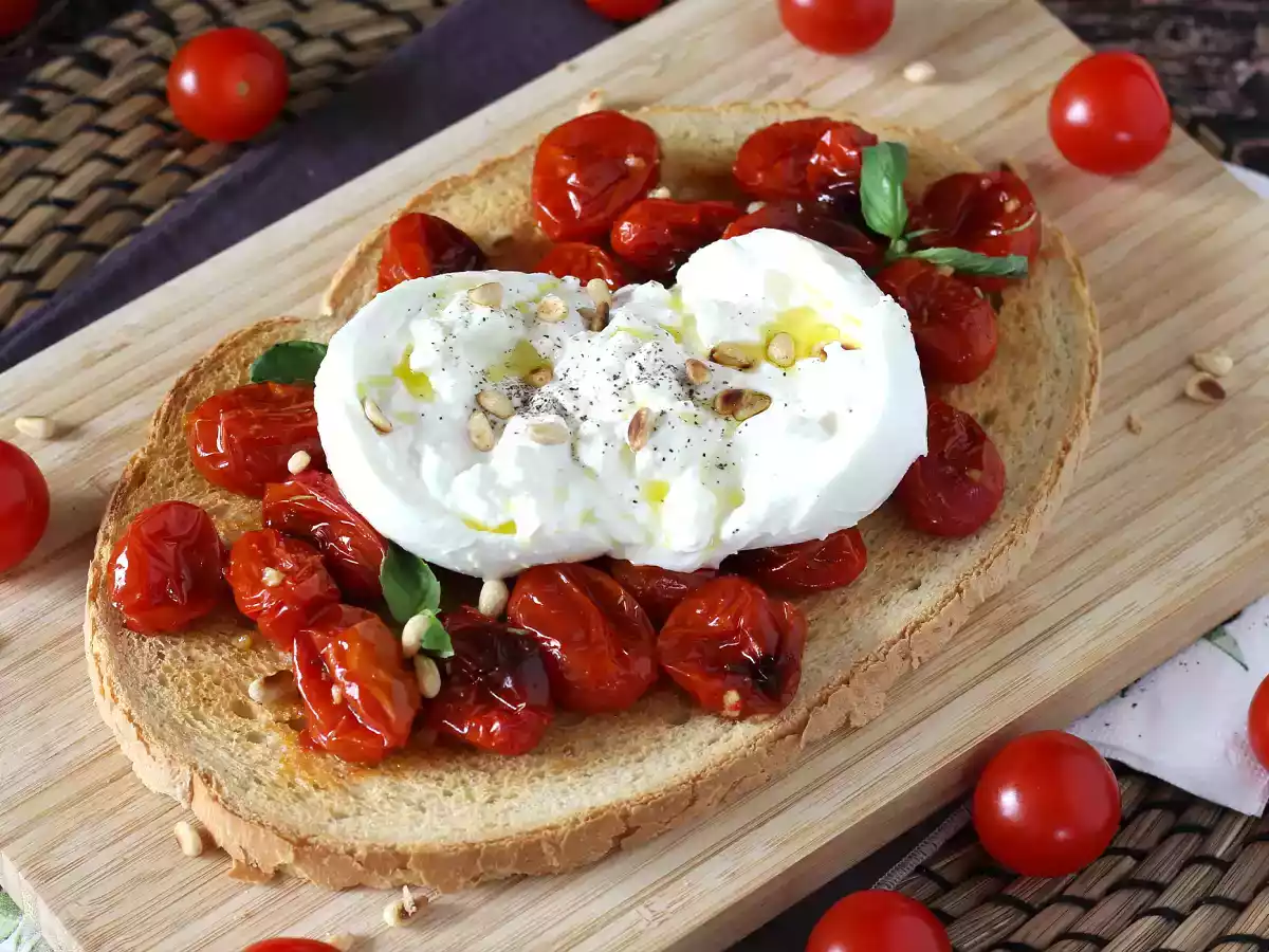 Брускетта с запеченными помидорами и бурратой - фото 3