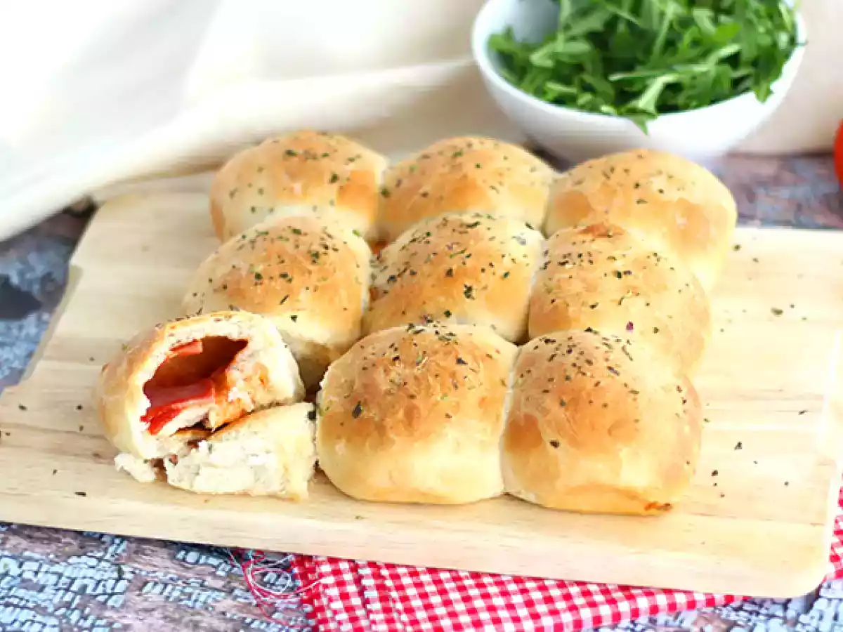 Булочки для пиццы с ветчиной и сырной начинкой