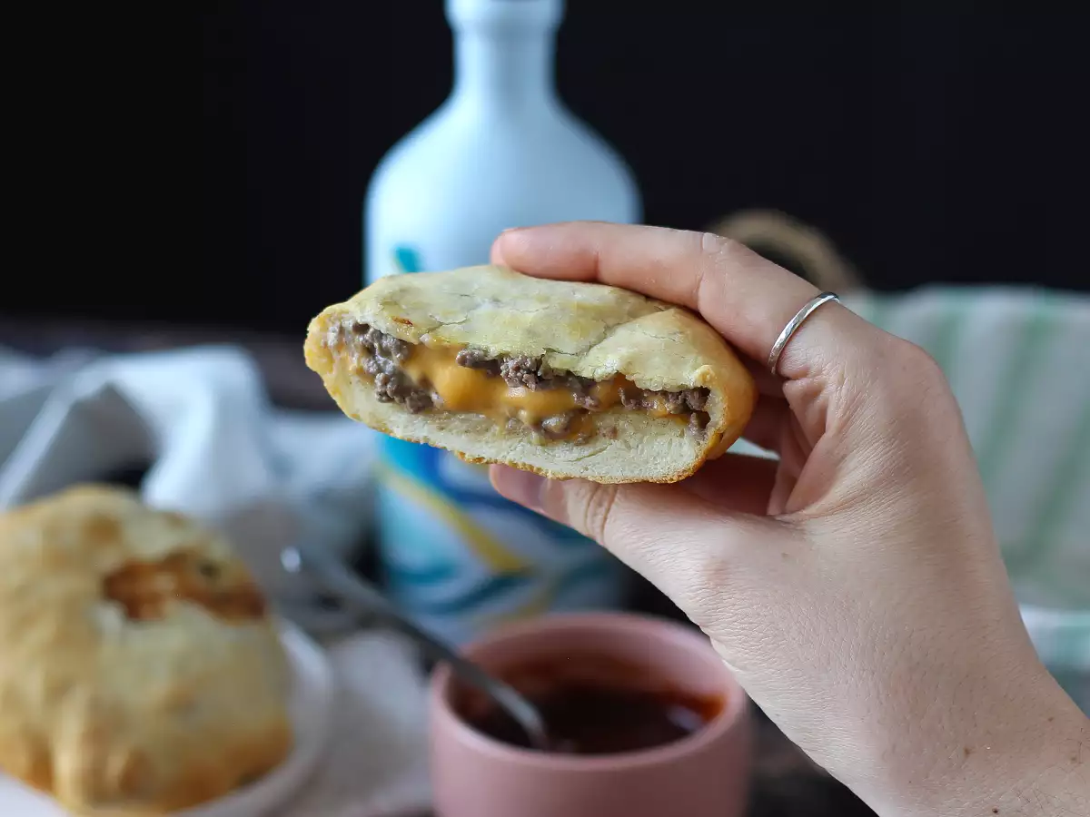 Бургеры из теста для пиццы в аэрогриле: быстрый и вкусный ужин - фото 3