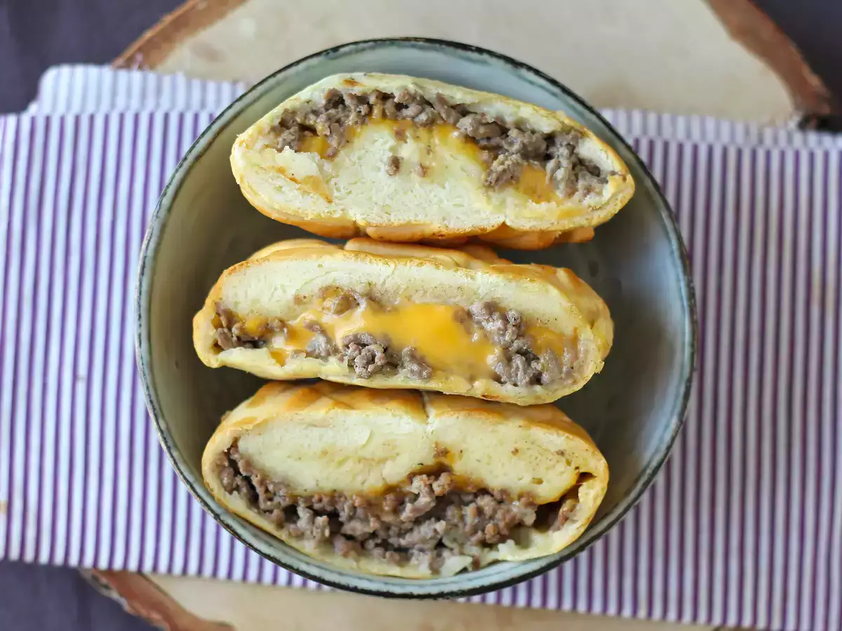 Бургеры из теста для пиццы в аэрогриле: быстрый и вкусный ужин - фото 4