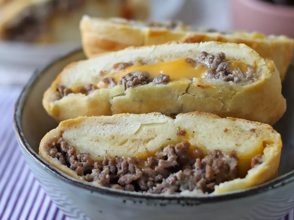 Бургеры из теста для пиццы в аэрогриле: быстрый и вкусный ужин - фото 6