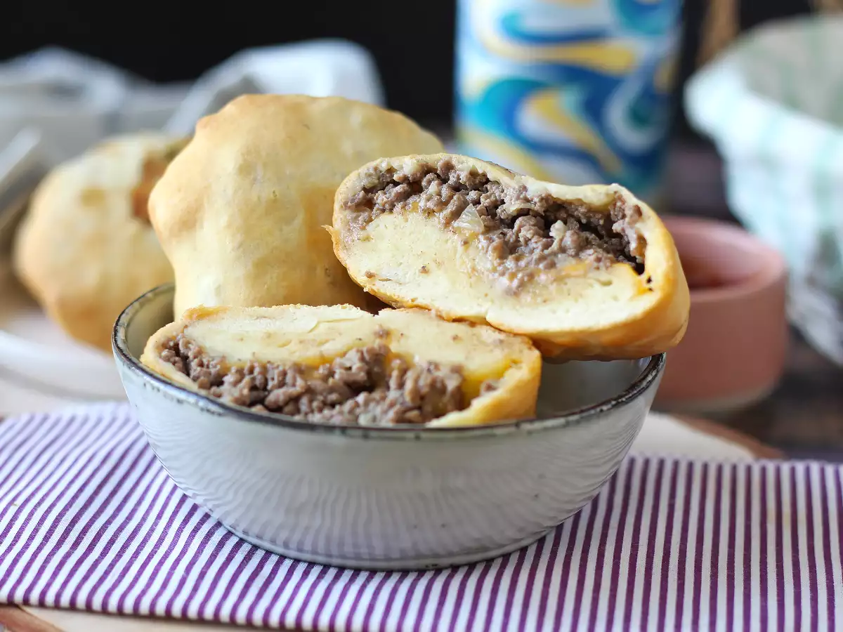 Бургеры из теста для пиццы в аэрогриле: быстрый и вкусный ужин - фото 7
