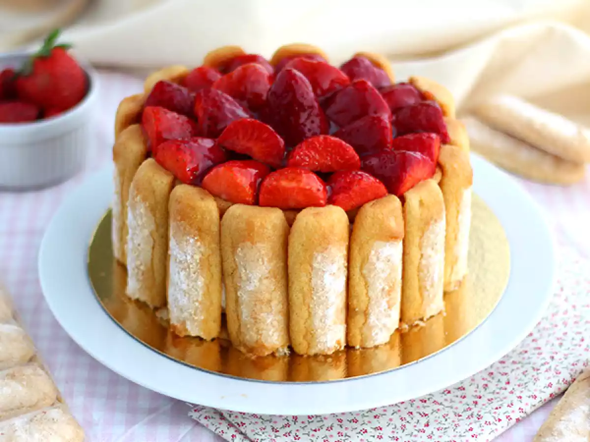 Быстрый и простой клубничный коржик