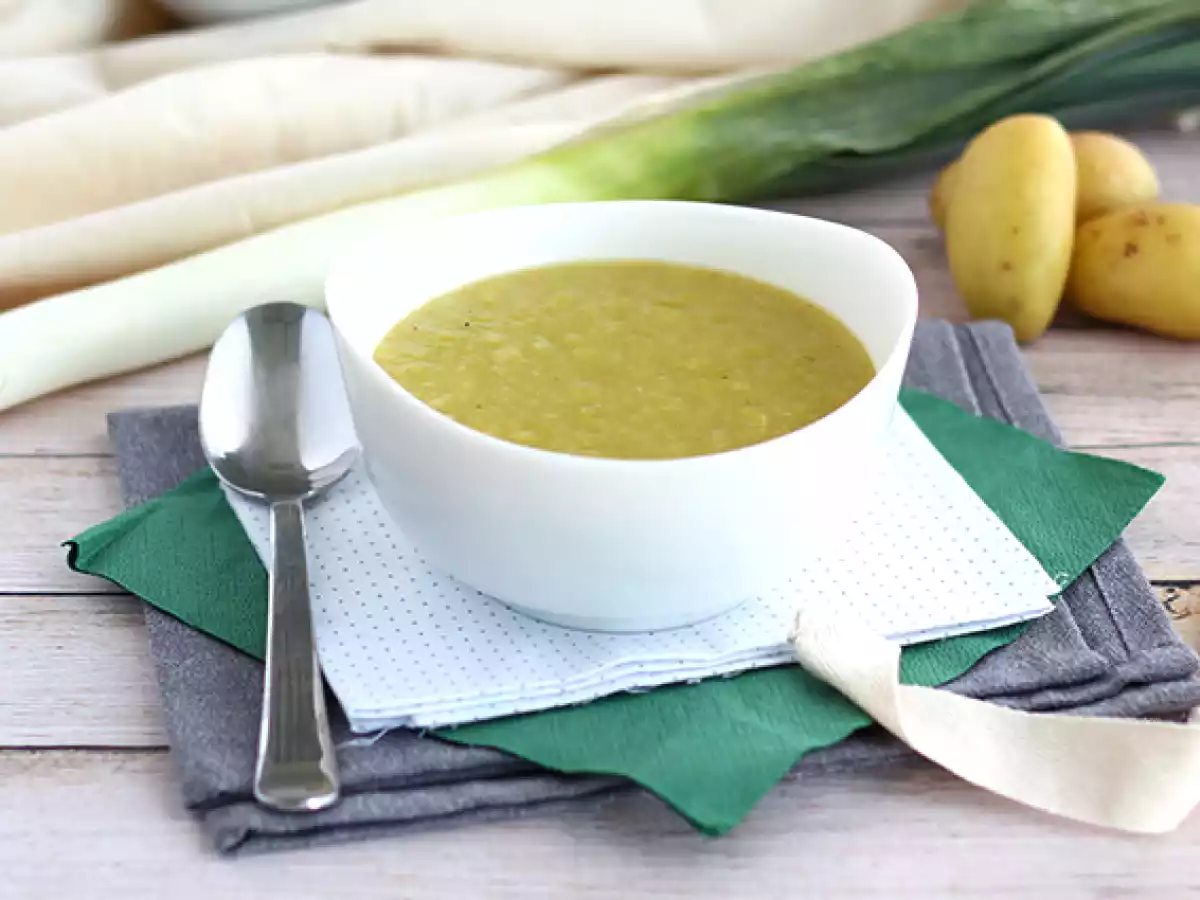 Быстрый и простой суп из лука-порея и картофеля