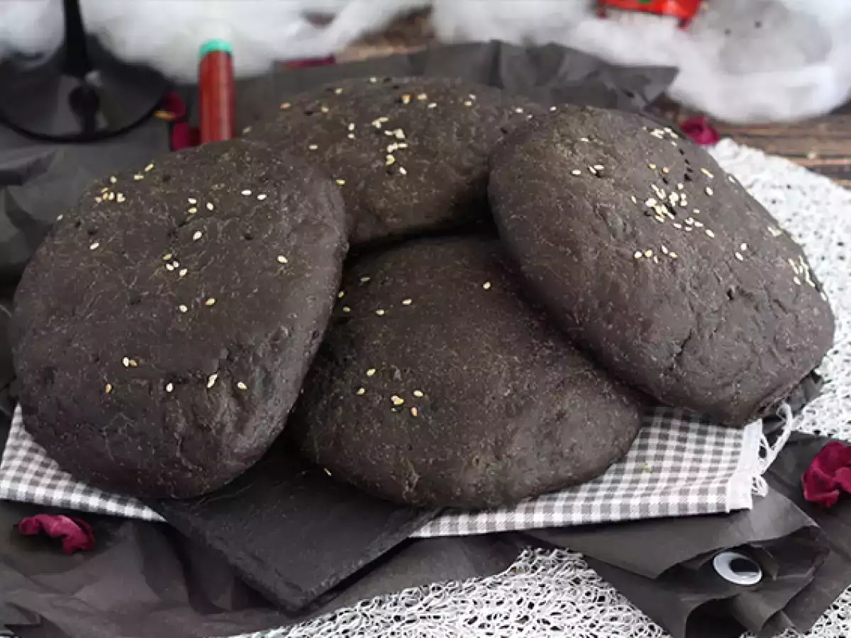 Черные булочки с чернилами каракатицы
