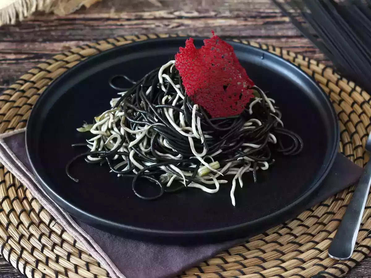 Черные спагетти с чесноком и гуляшом. Паста аль неро ди сеппиа