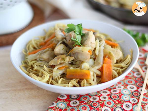 Chow mein (chao men), китайская лапша с курицей и овощами