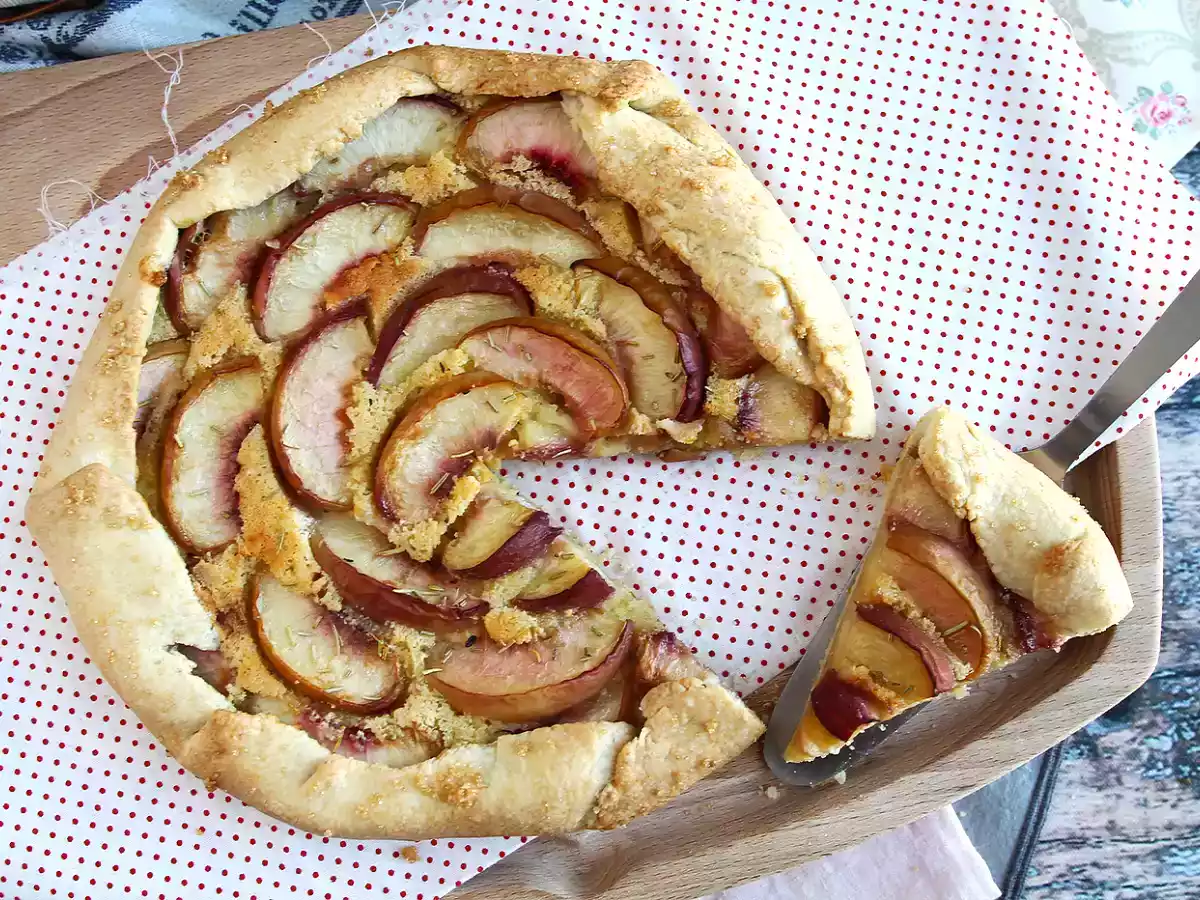Деревенский тарт с персиками и розмарином