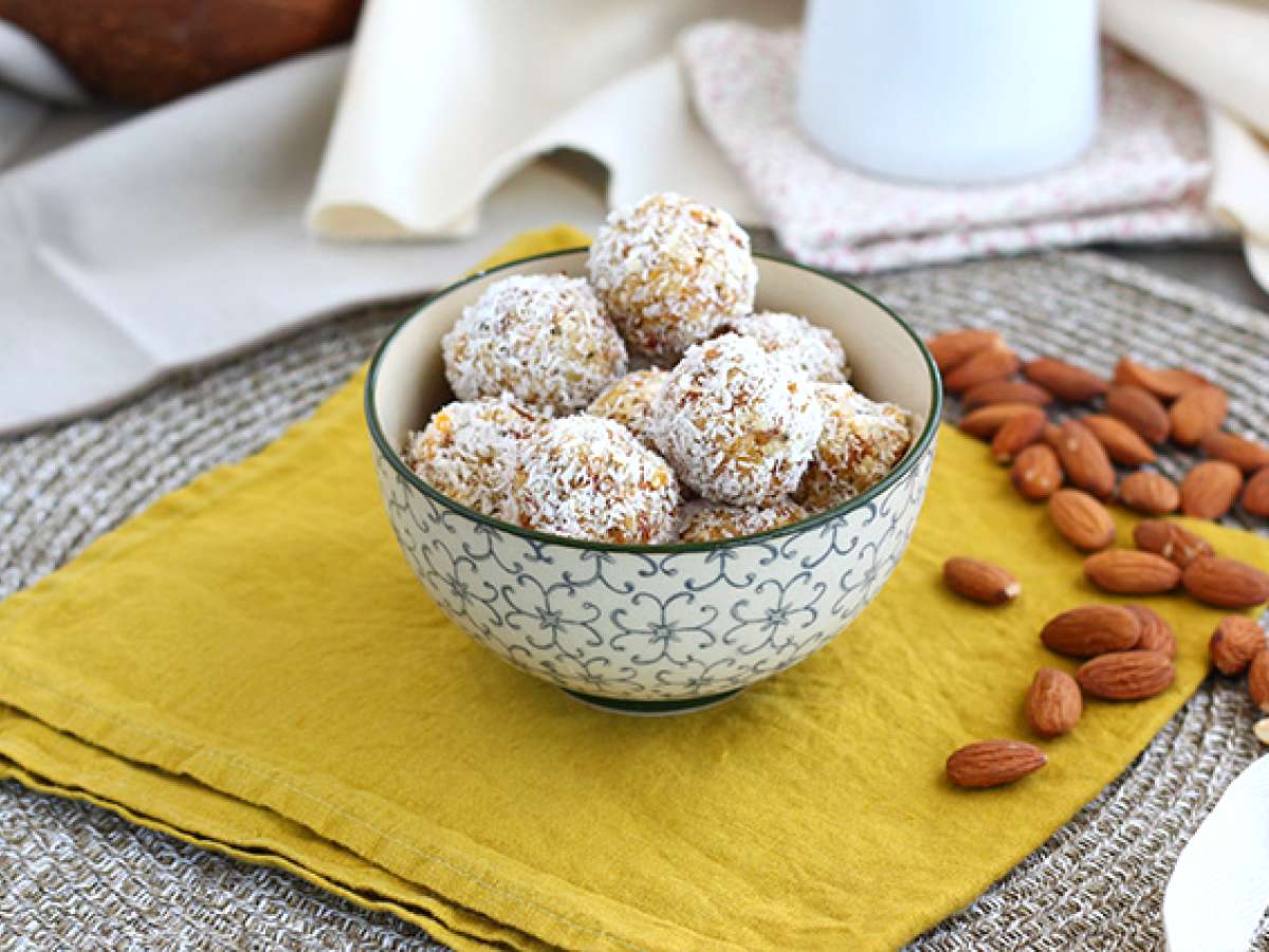 Энергетические шарики с курагой, зеленым чаем и кокосовой стружкой