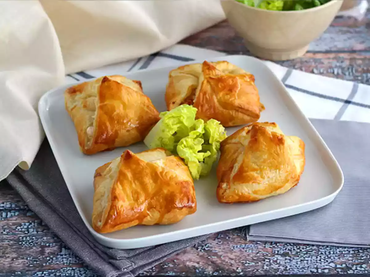 Фаготтини с копченым лососем и козьим сыром