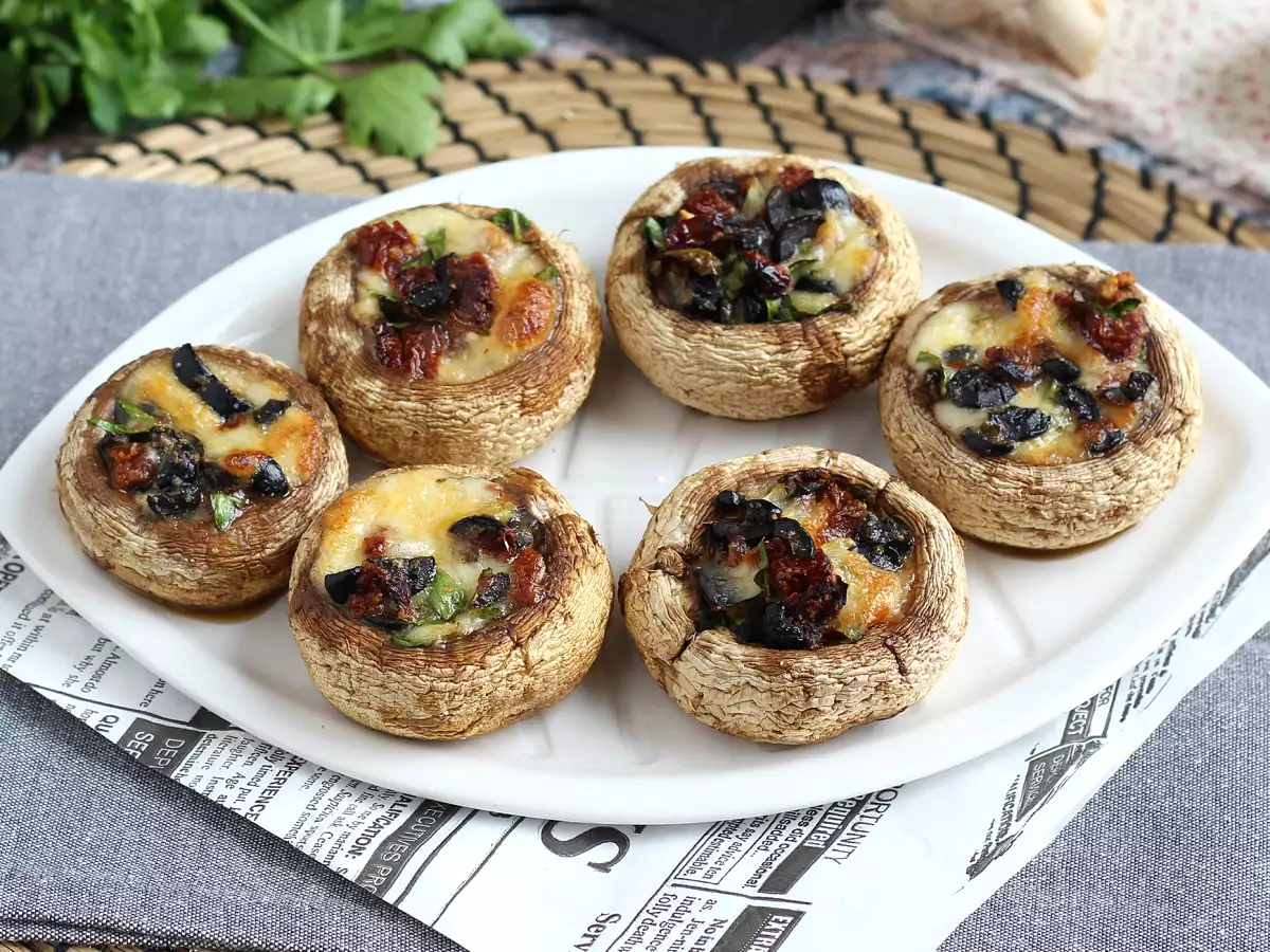 Фаршированные шампиньоны в духовке — вкусная закуска для аперитива - фото 5