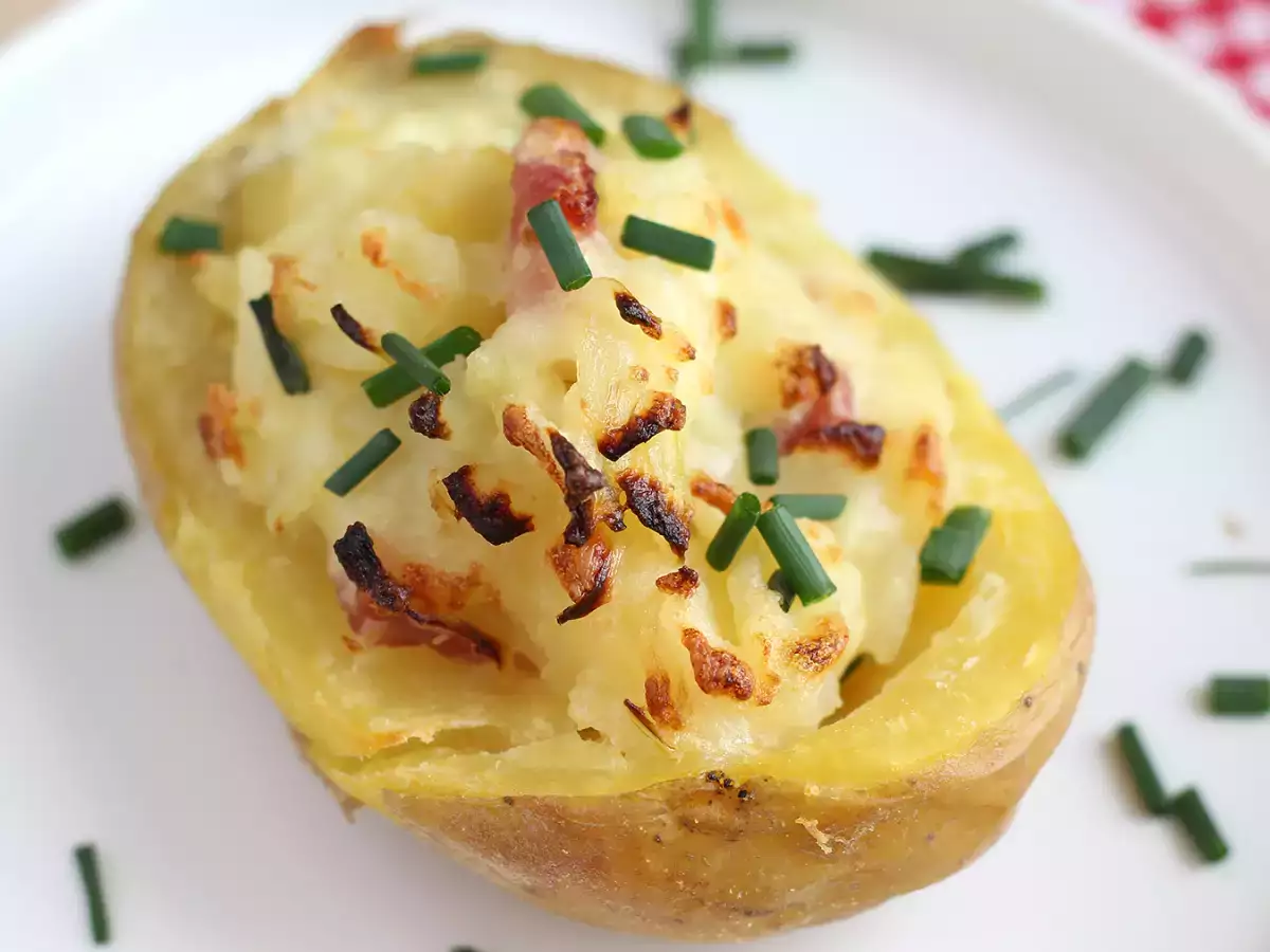 Фаршированный картофель, запечённый с беконом и сыром
