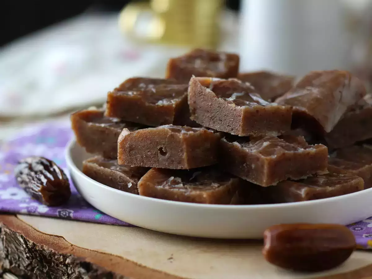 Финиковая помадка — маленькие квадратики, полные энергии и вкуса!