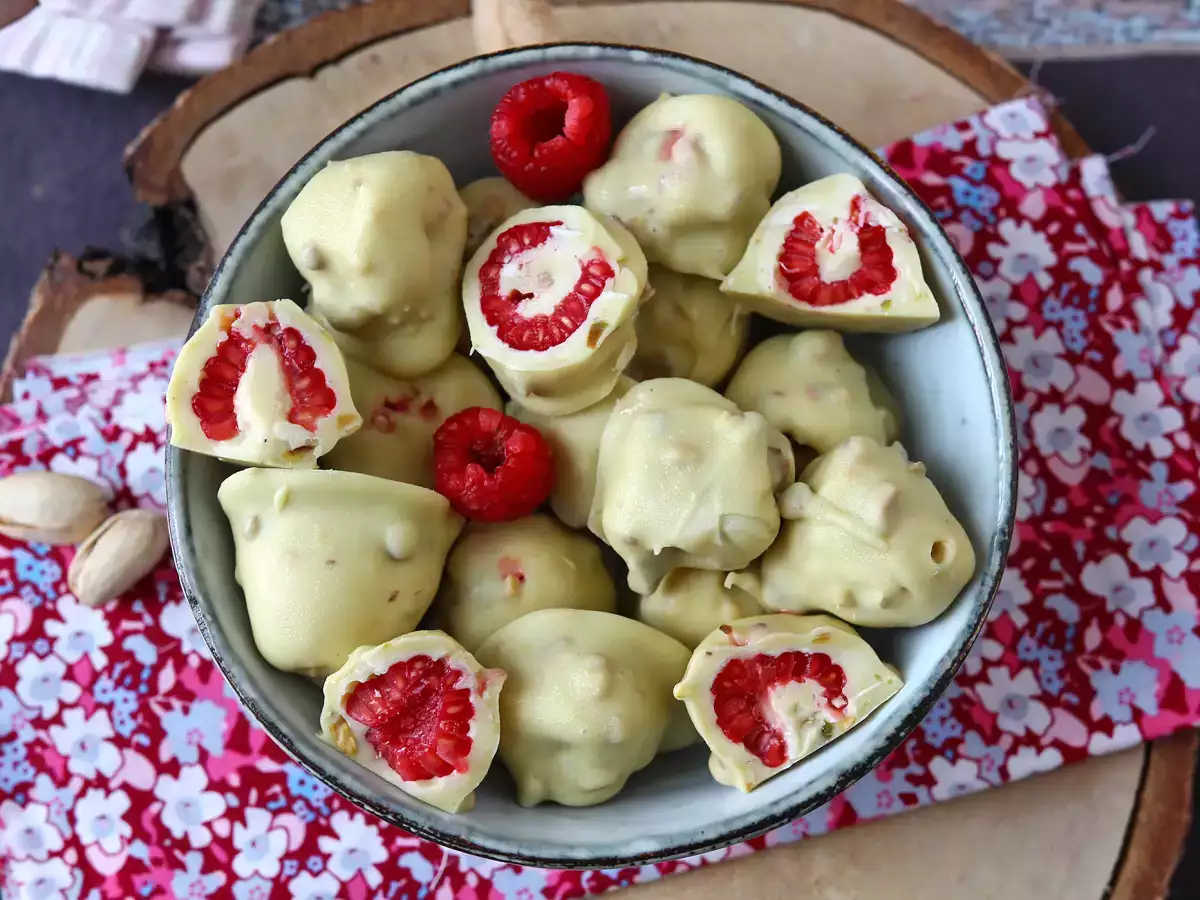 Франуй с фисташками — нежная малина в хрустящей шоколадной глазури - фото 2