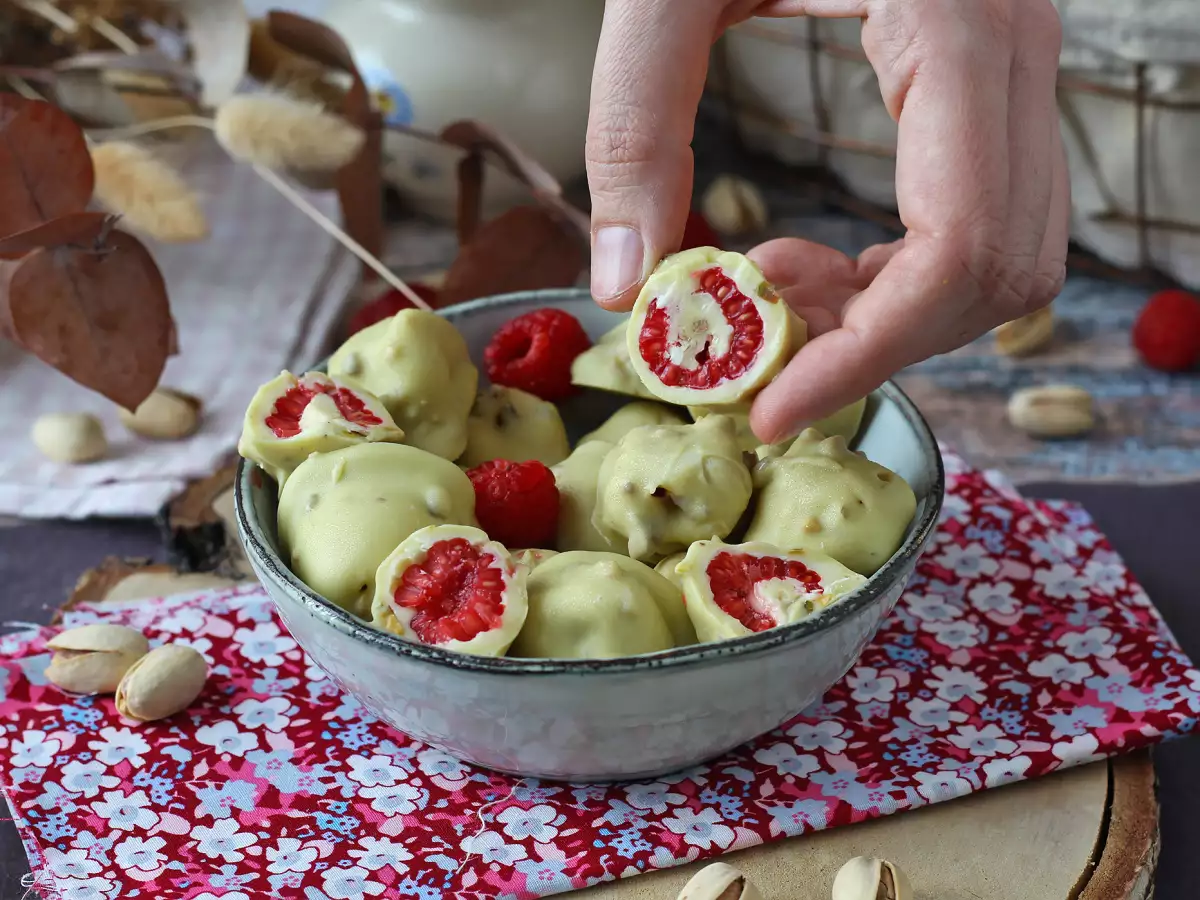 Франуй с фисташками — нежная малина в хрустящей шоколадной глазури - фото 5