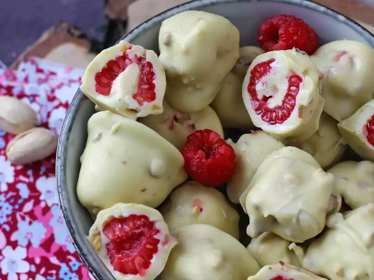 Франуй с фисташками — нежная малина в хрустящей шоколадной глазури - фото 7