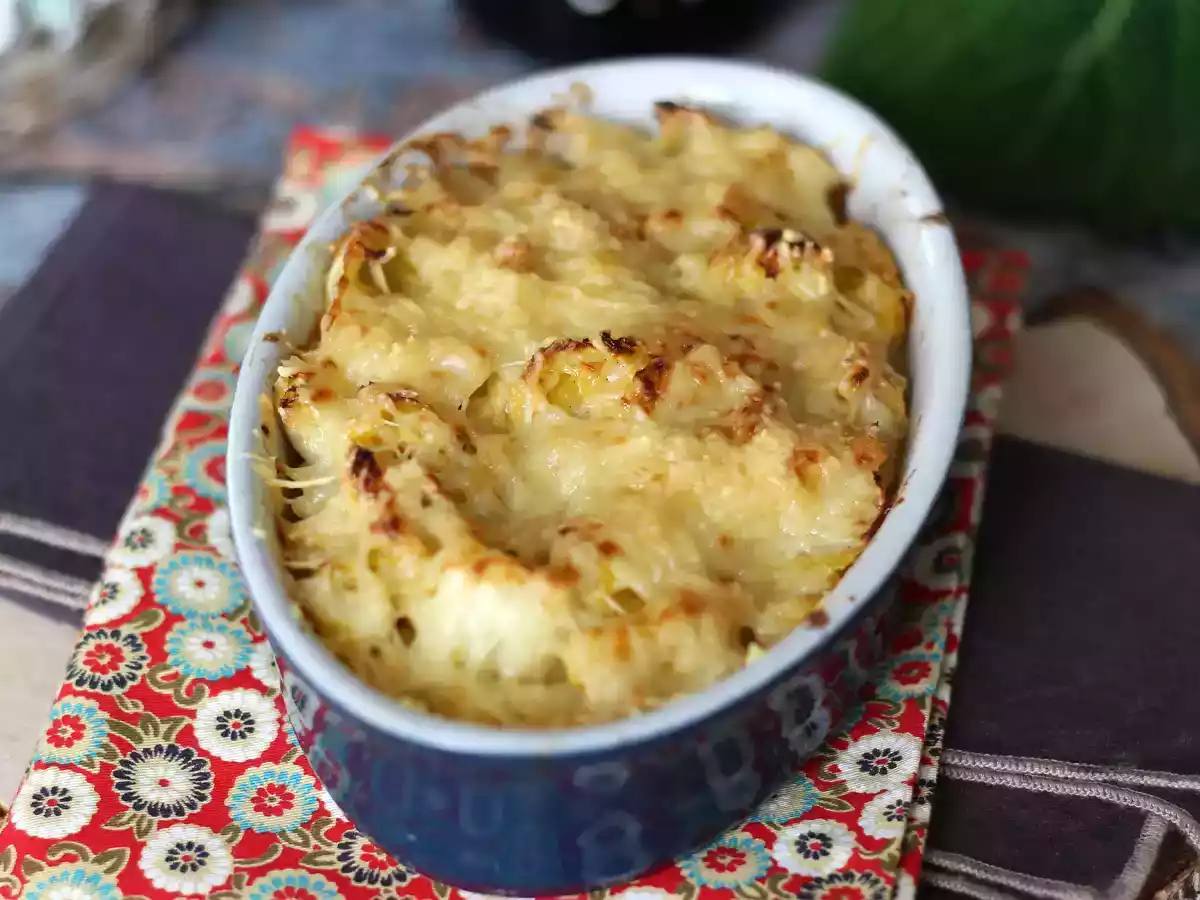 Гратен из капусты с соусом бешамель и сыром