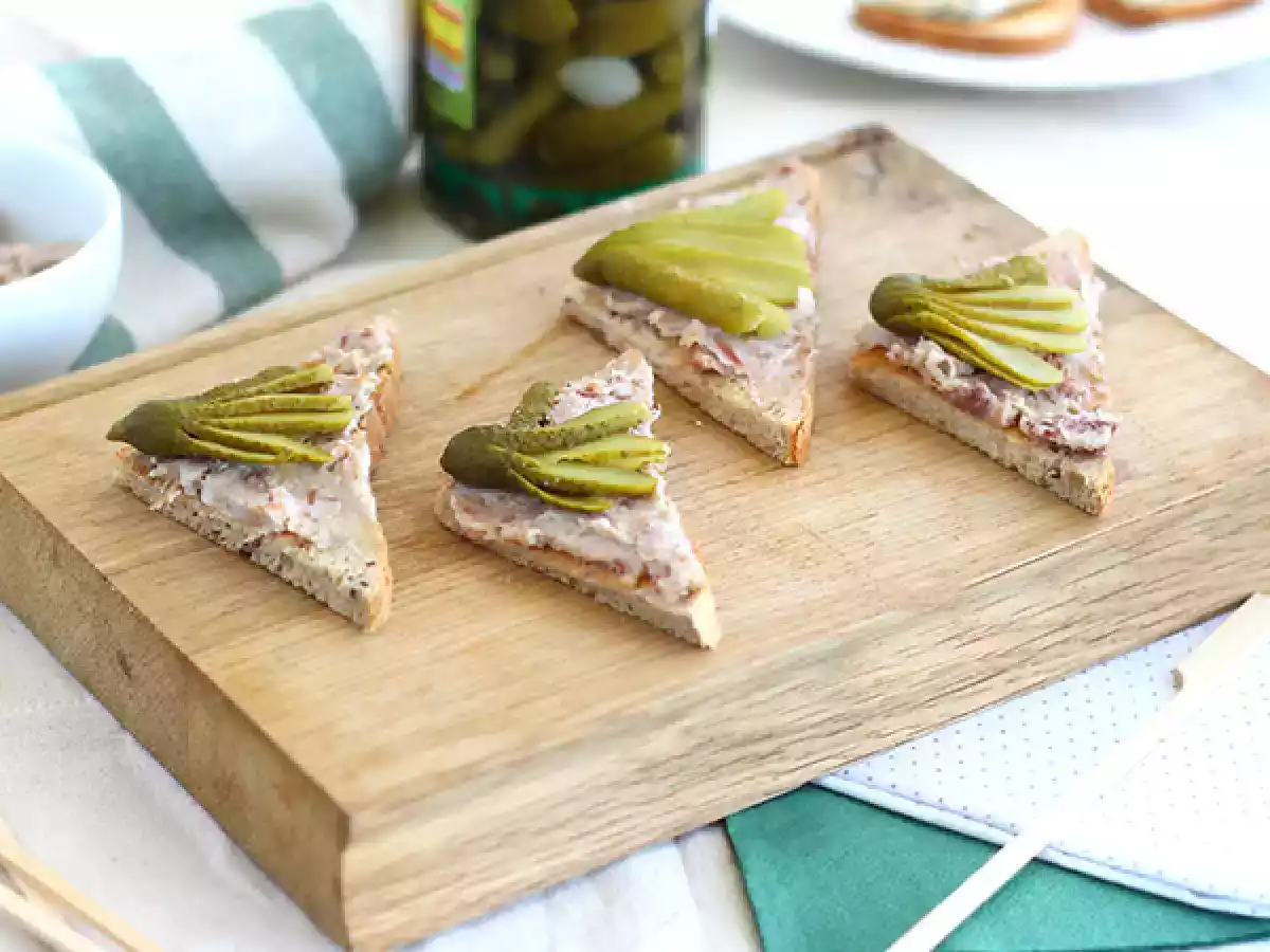 Гренки с филе и корнишонами