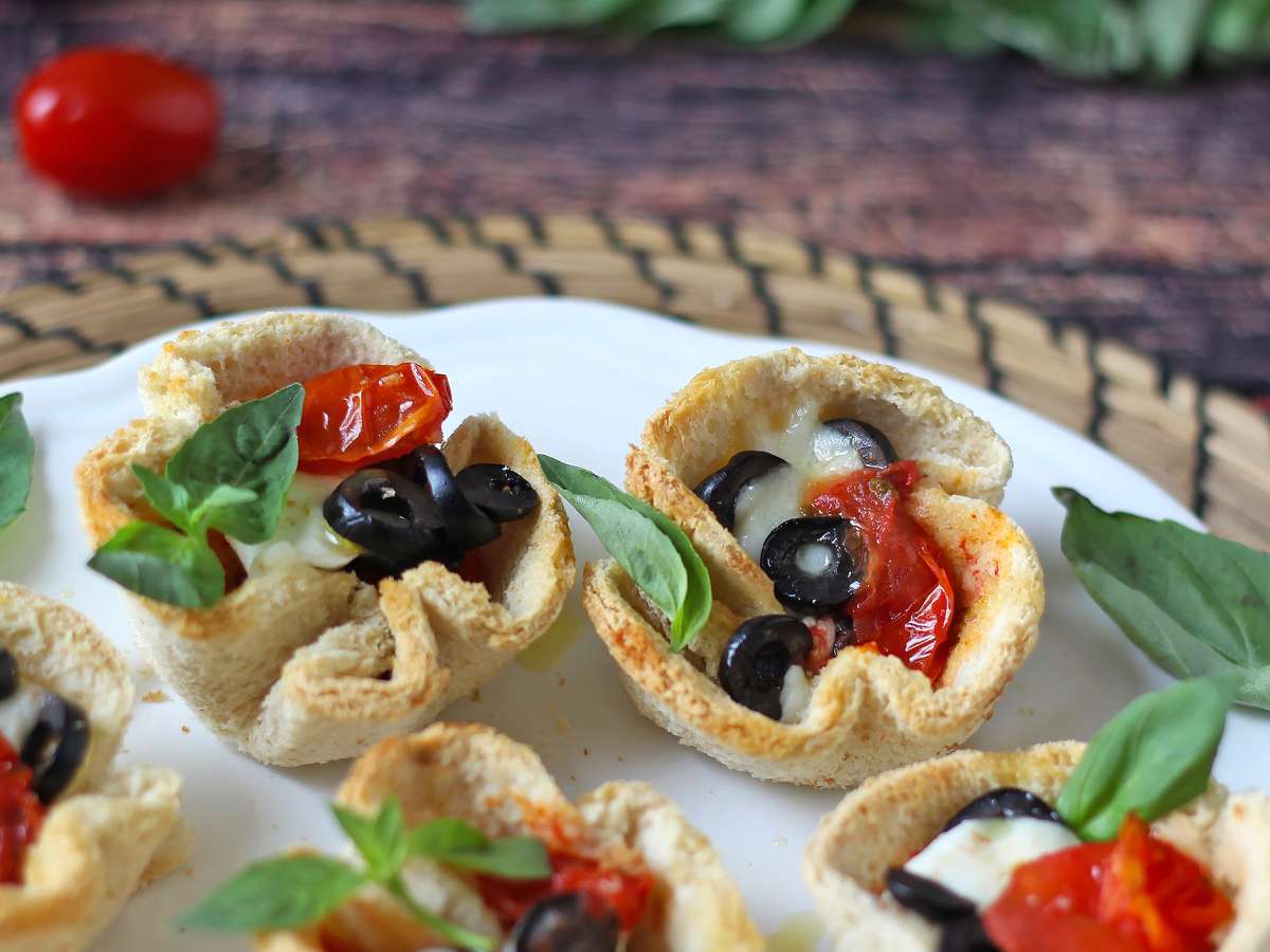 Хлебные корзинки с моцареллой, помидорами черри и маслинами