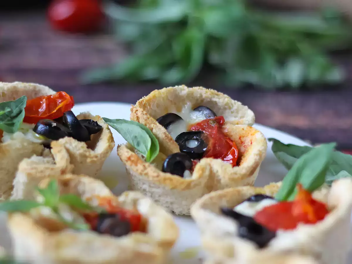 Хлебные корзинки с моцареллой, помидорами черри и маслинами - фото 2