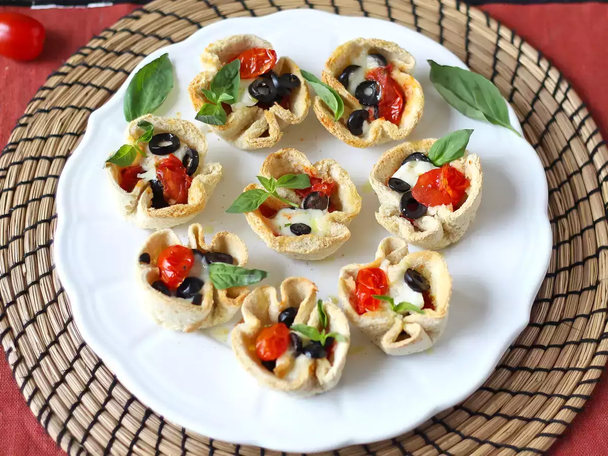 Хлебные корзинки с моцареллой, помидорами черри и маслинами - фото 3