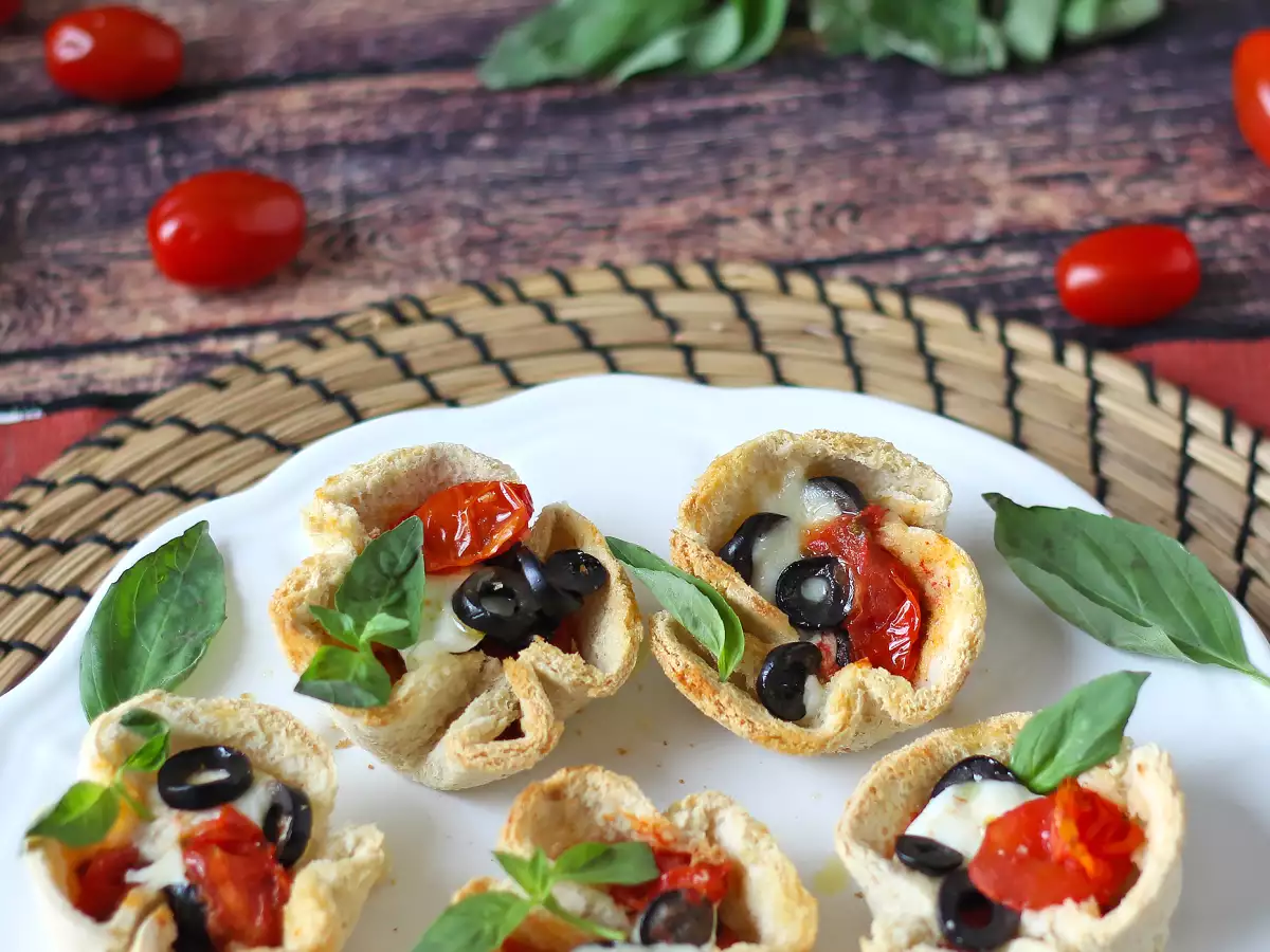 Хлебные корзинки с моцареллой, помидорами черри и маслинами - фото 4