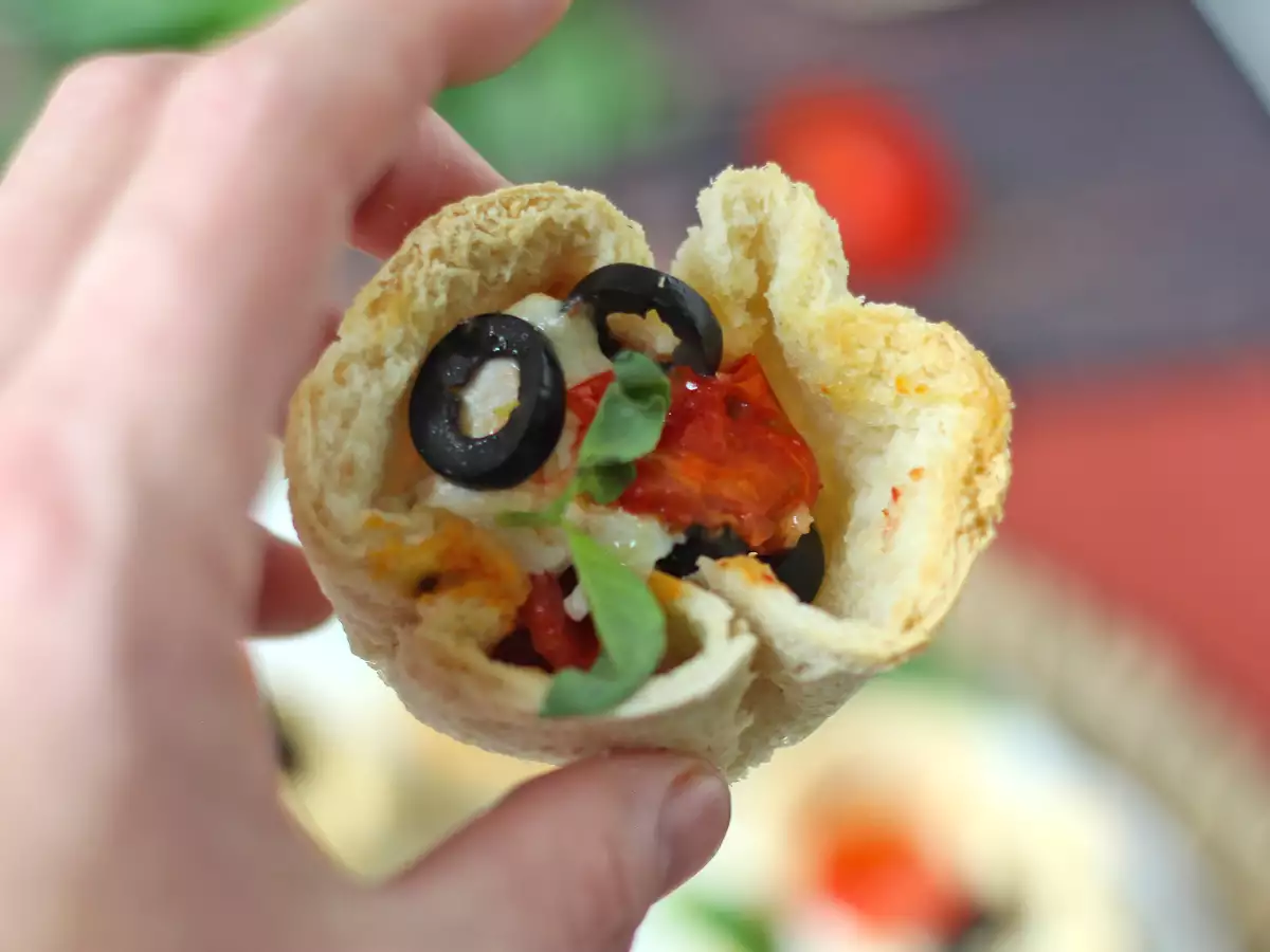 Хлебные корзинки с моцареллой, помидорами черри и маслинами - фото 5