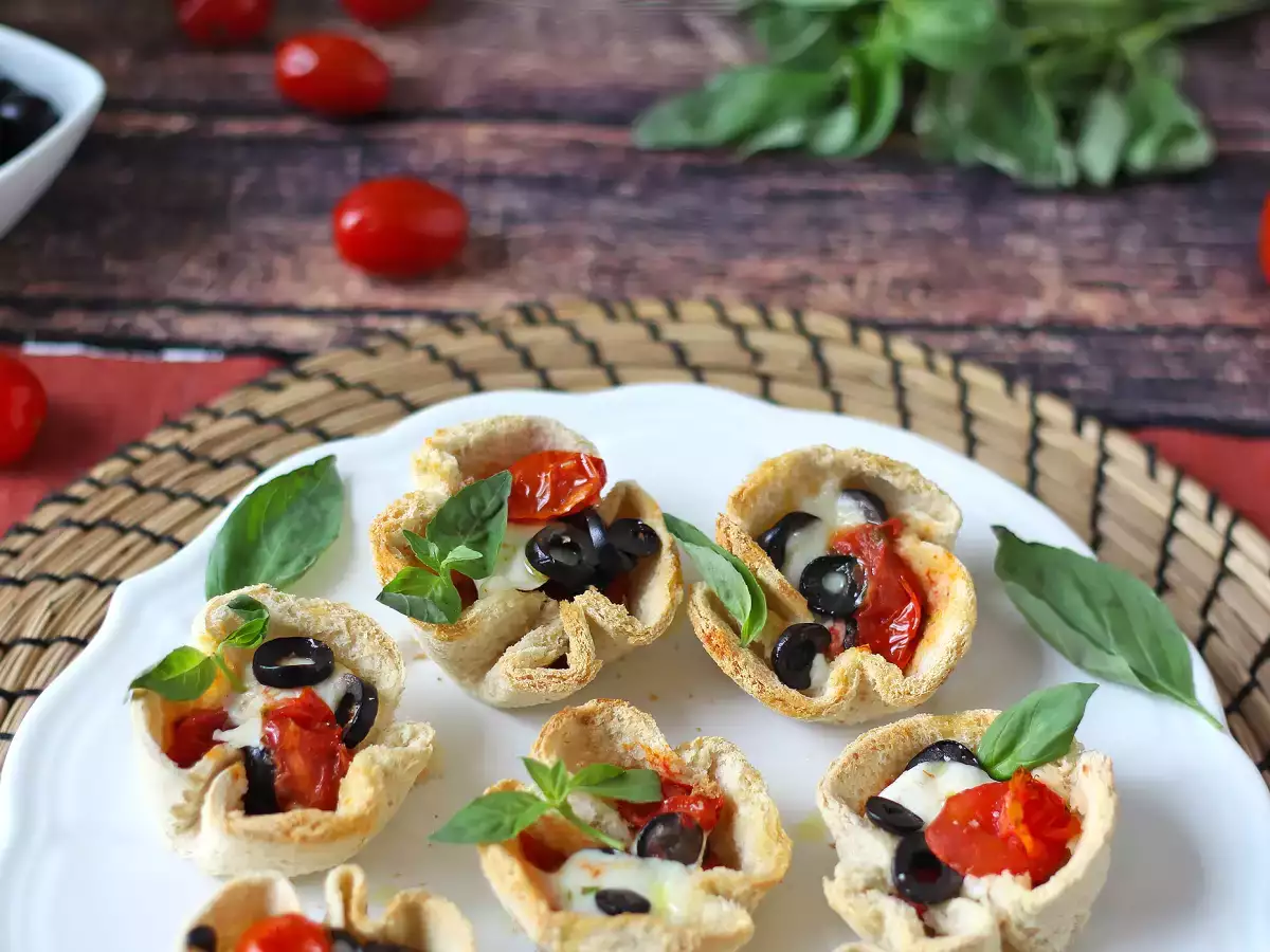 Хлебные корзинки с моцареллой, помидорами черри и маслинами - фото 6