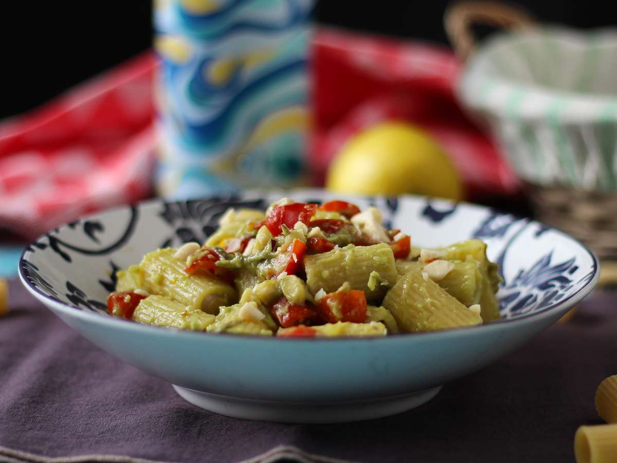 Холодная паста с кремом из авокадо, миндалём и помидорами черри — очень вкусный вегетарианский рецепт!