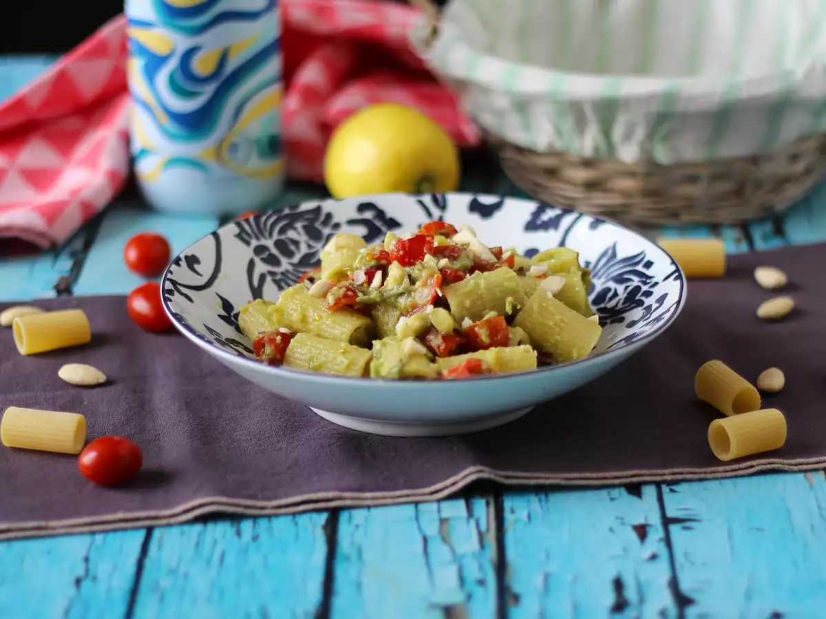 Холодная паста с кремом из авокадо, миндалём и помидорами черри — очень вкусный вегетарианский рецепт! - фото 2