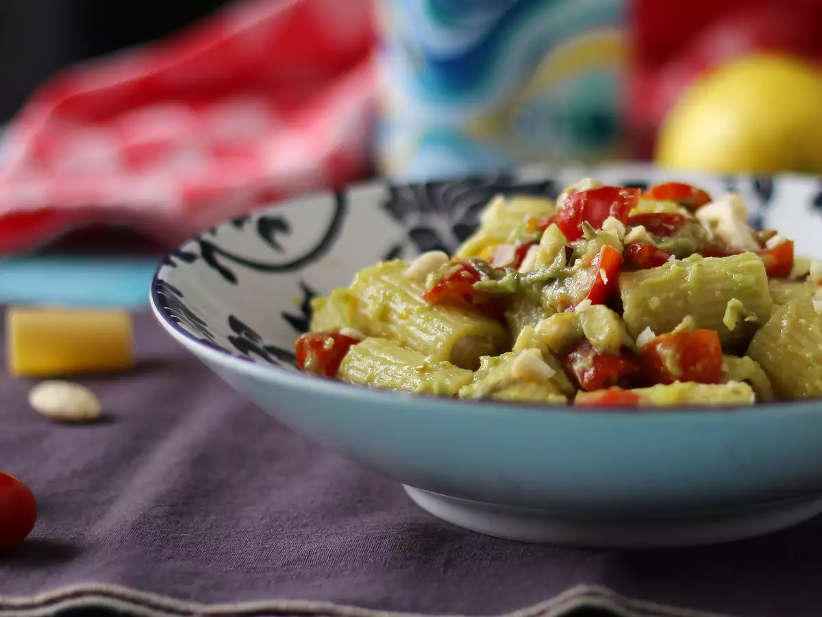 Холодная паста с кремом из авокадо, миндалём и помидорами черри — очень вкусный вегетарианский рецепт! - фото 3