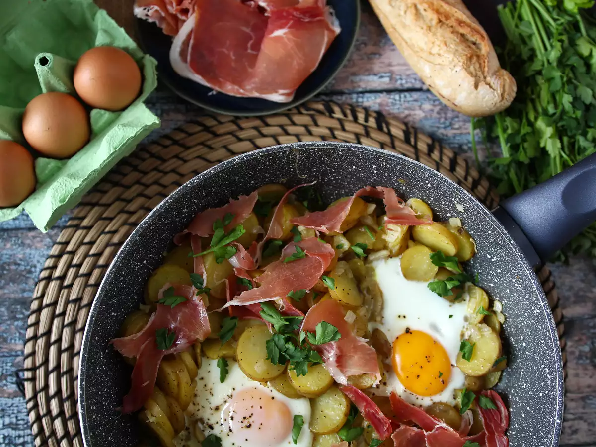 Huevos rotos: простой испанский рецепт с картофелем и яйцами - фото 4