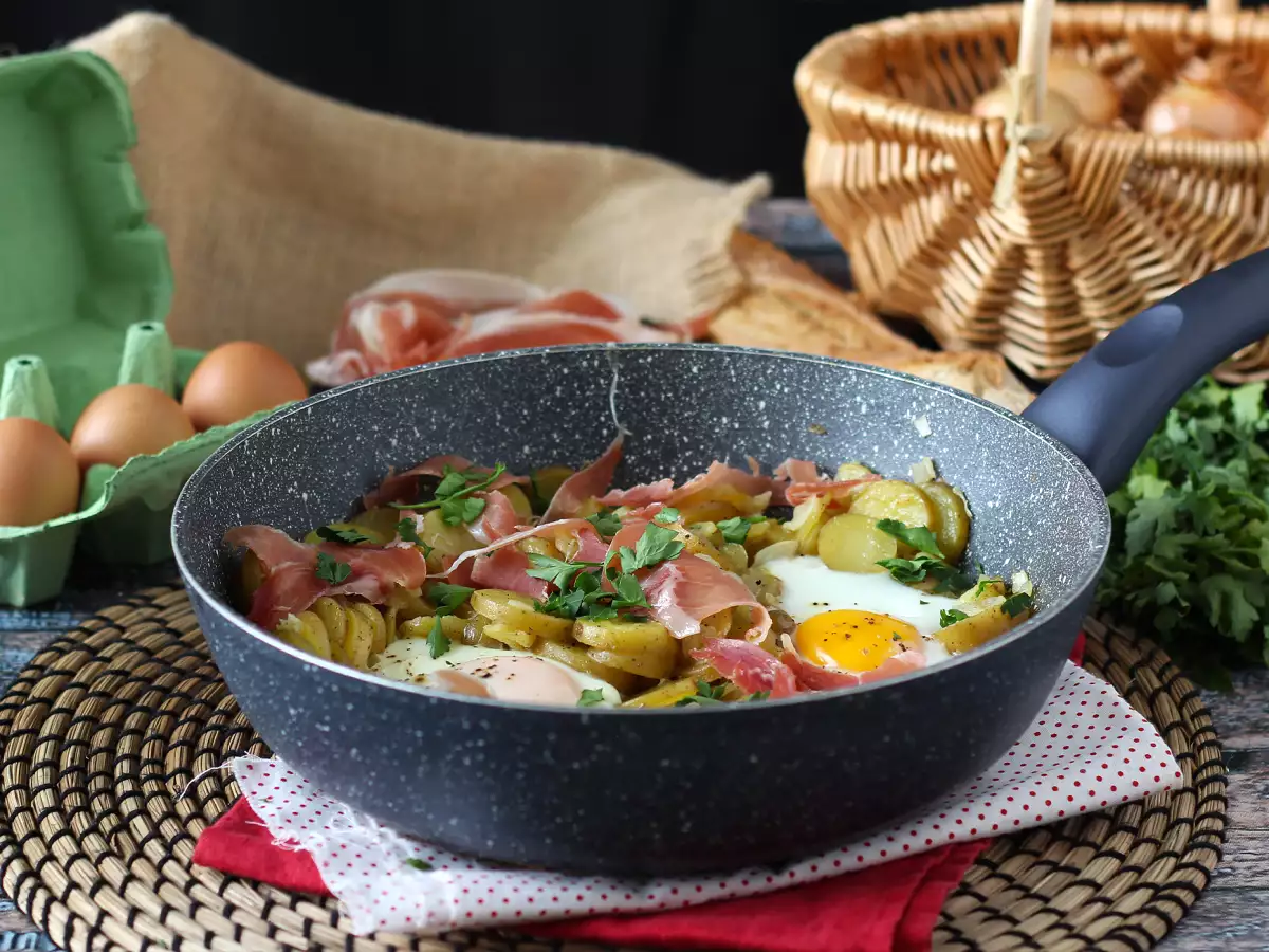 Huevos rotos: простой испанский рецепт с картофелем и яйцами - фото 5