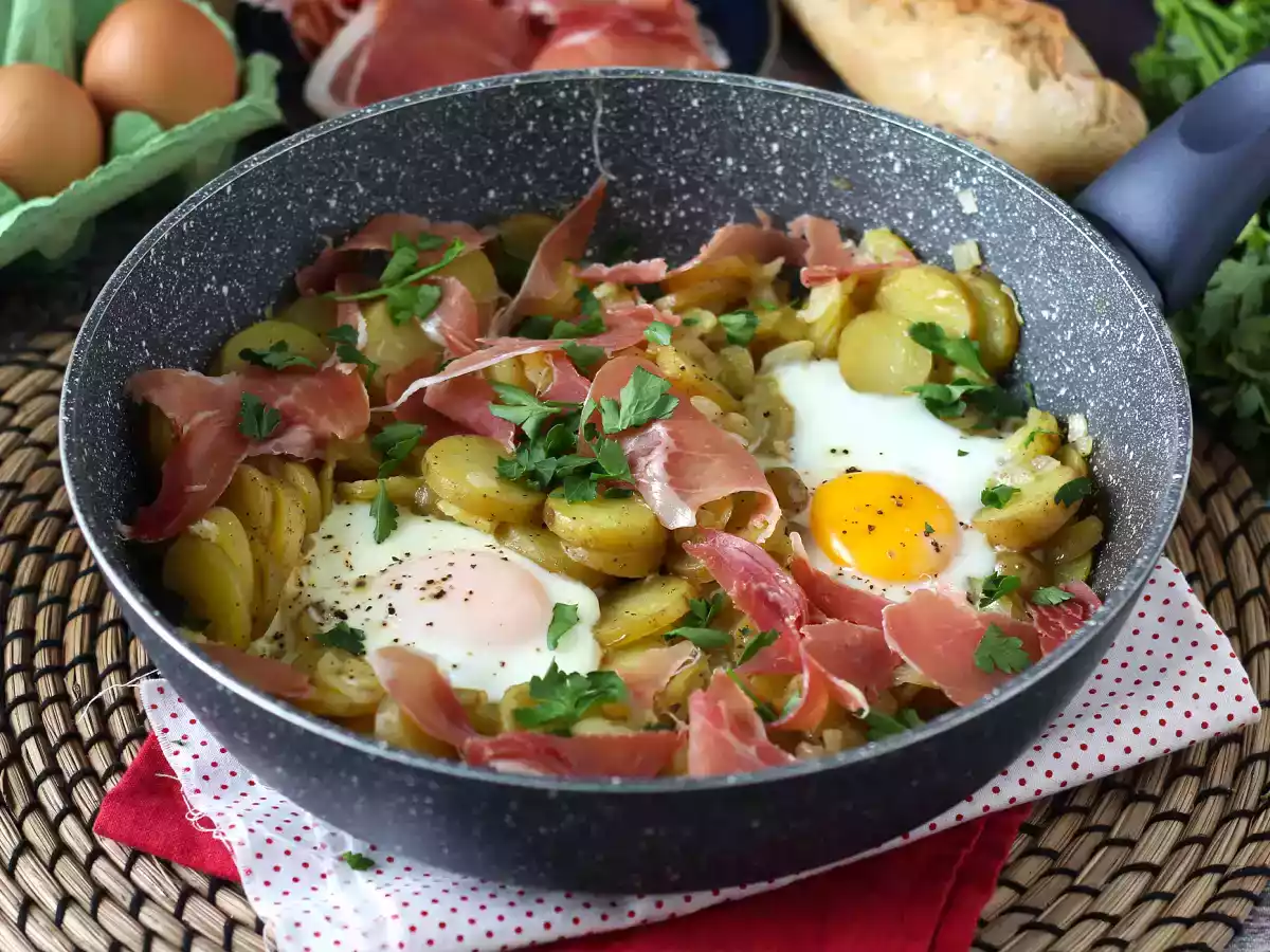Huevos rotos, суперпростой испанский рецепт на основе картофеля и яиц