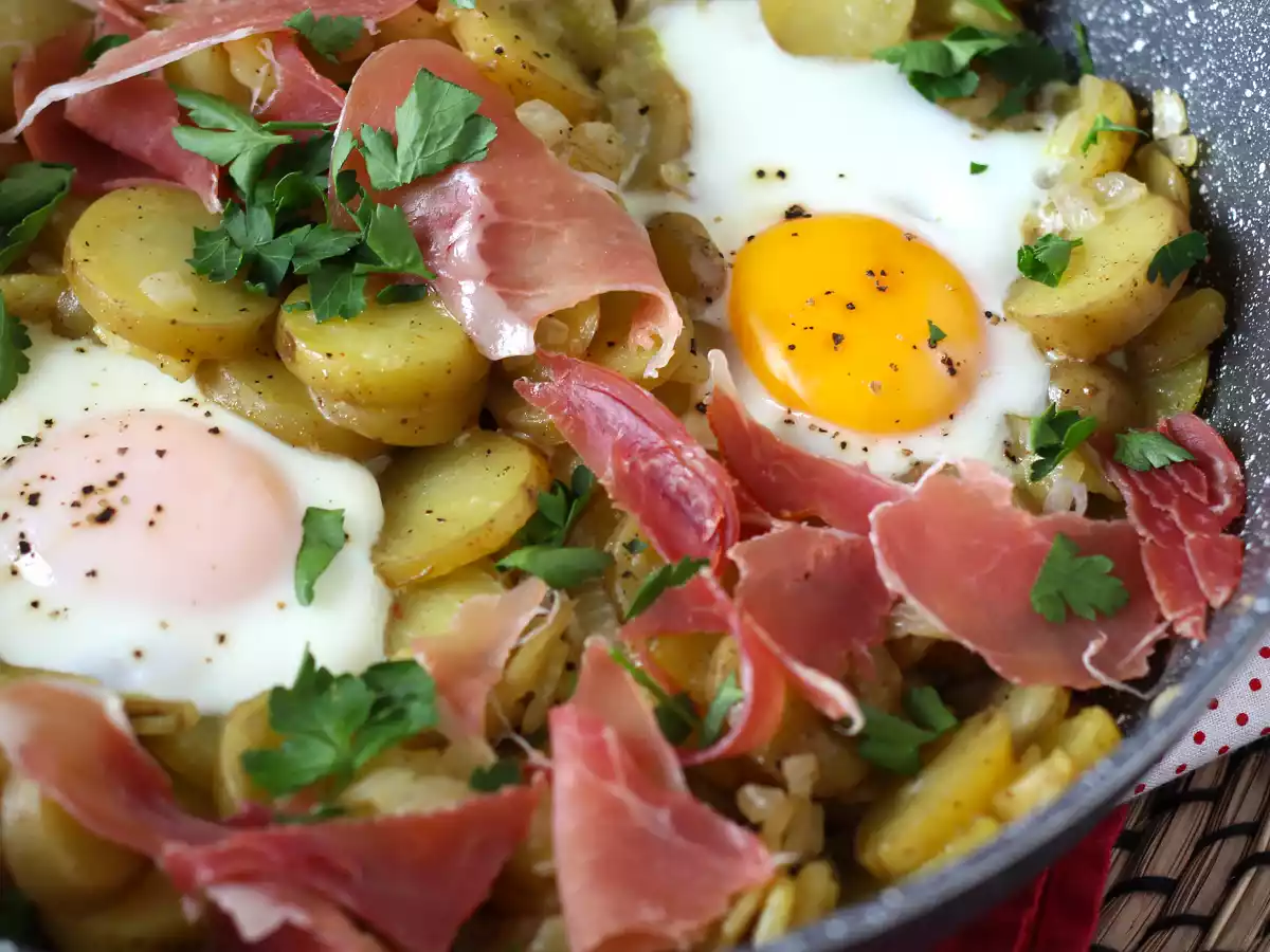 Huevos rotos, суперпростой испанский рецепт на основе картофеля и яиц - фото 2