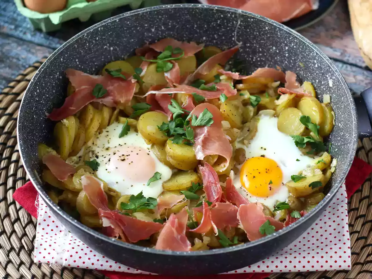 Huevos rotos, суперпростой испанский рецепт на основе картофеля и яиц - фото 3