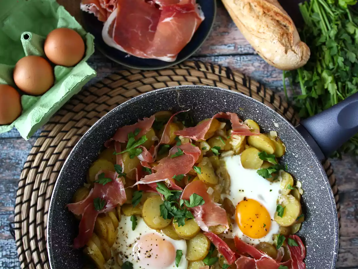 Huevos rotos, суперпростой испанский рецепт на основе картофеля и яиц - фото 4