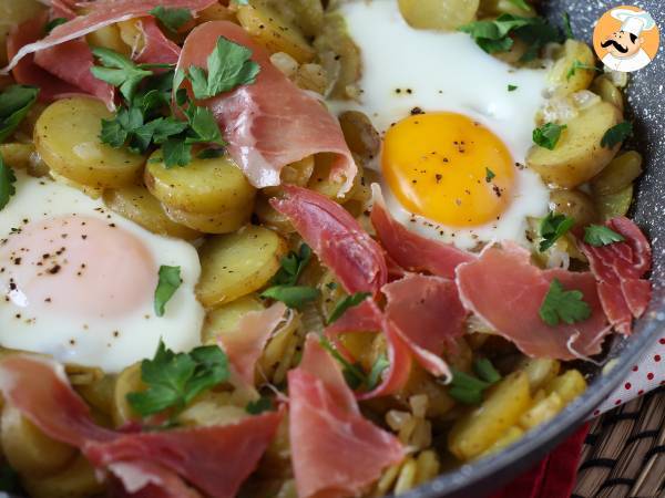 Huevos rotos, суперпростой испанский рецепт на основе картофеля и яиц - фото 2