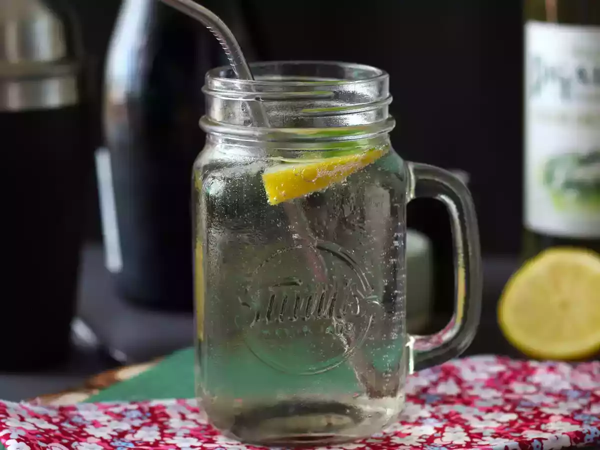 Hugo Spritz с сиропом бузины, свежий и сладкий коктейль