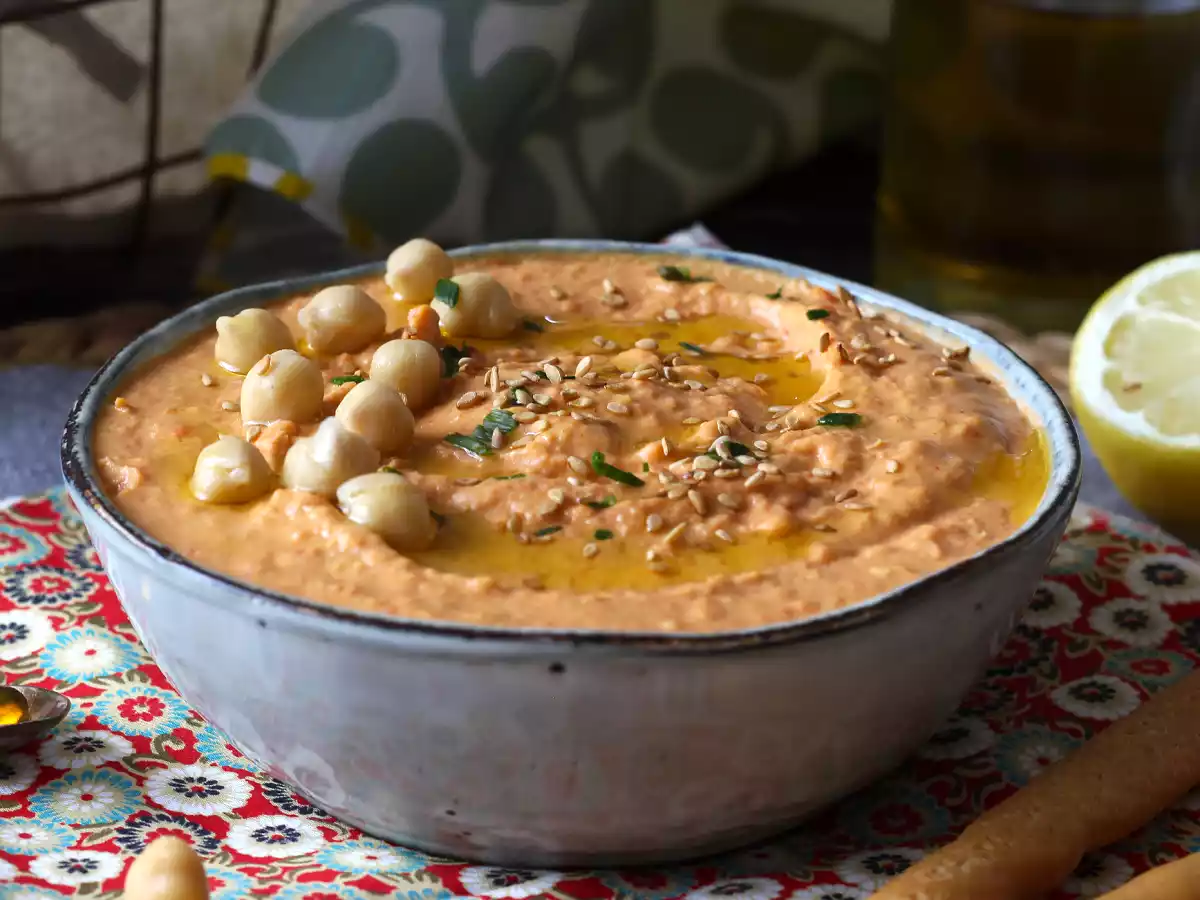 Хумус из красного перца