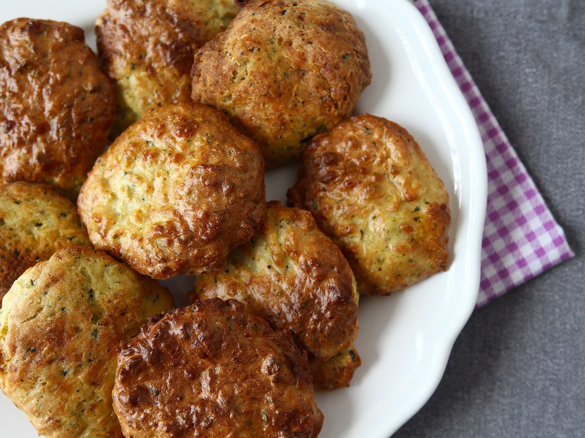 Кабачковые оладьи с соусом из йогурта и феты в аэрофритюрнице