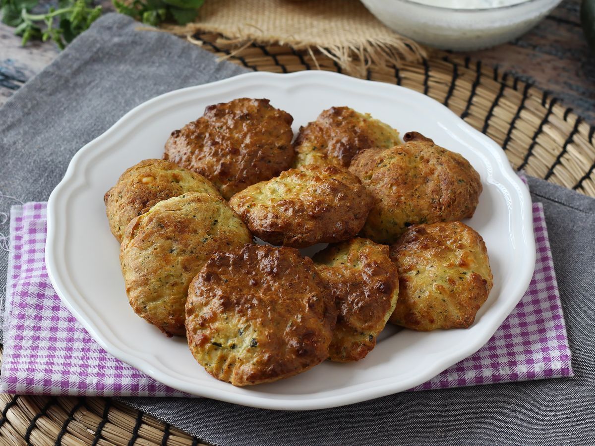 Кабачковые оладьи с соусом из йогурта и феты в аэрофритюрнице - фото 2