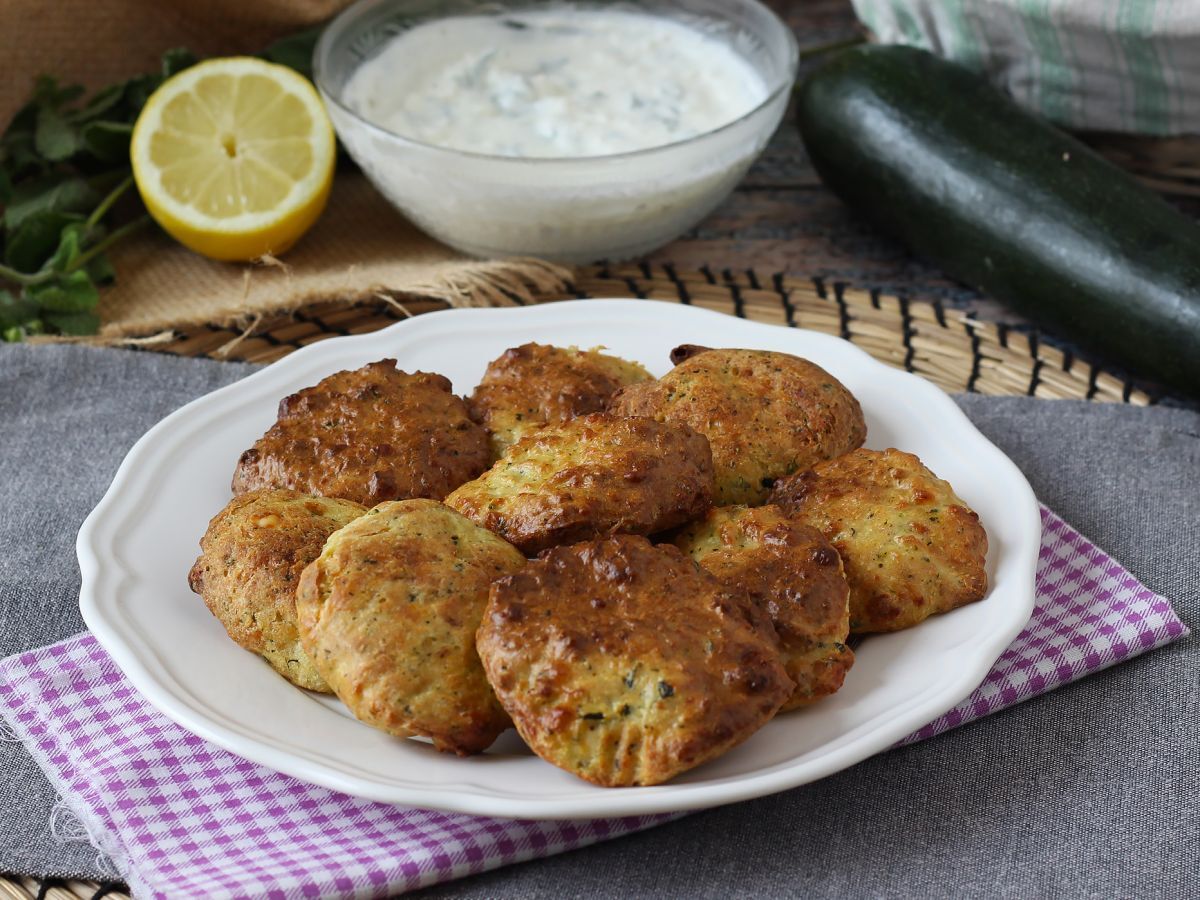 Кабачковые оладьи с соусом из йогурта и феты в аэрофритюрнице - фото 4