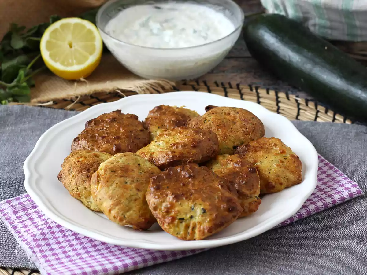 Кабачковые оладьи с соусом из йогурта и феты в аэрофритюрнице - фото 4