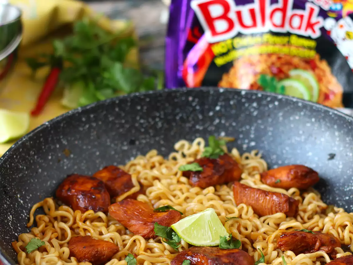 Как приготовить лапшу Buldak Habanero Lime с маринованной курицей - фото 4