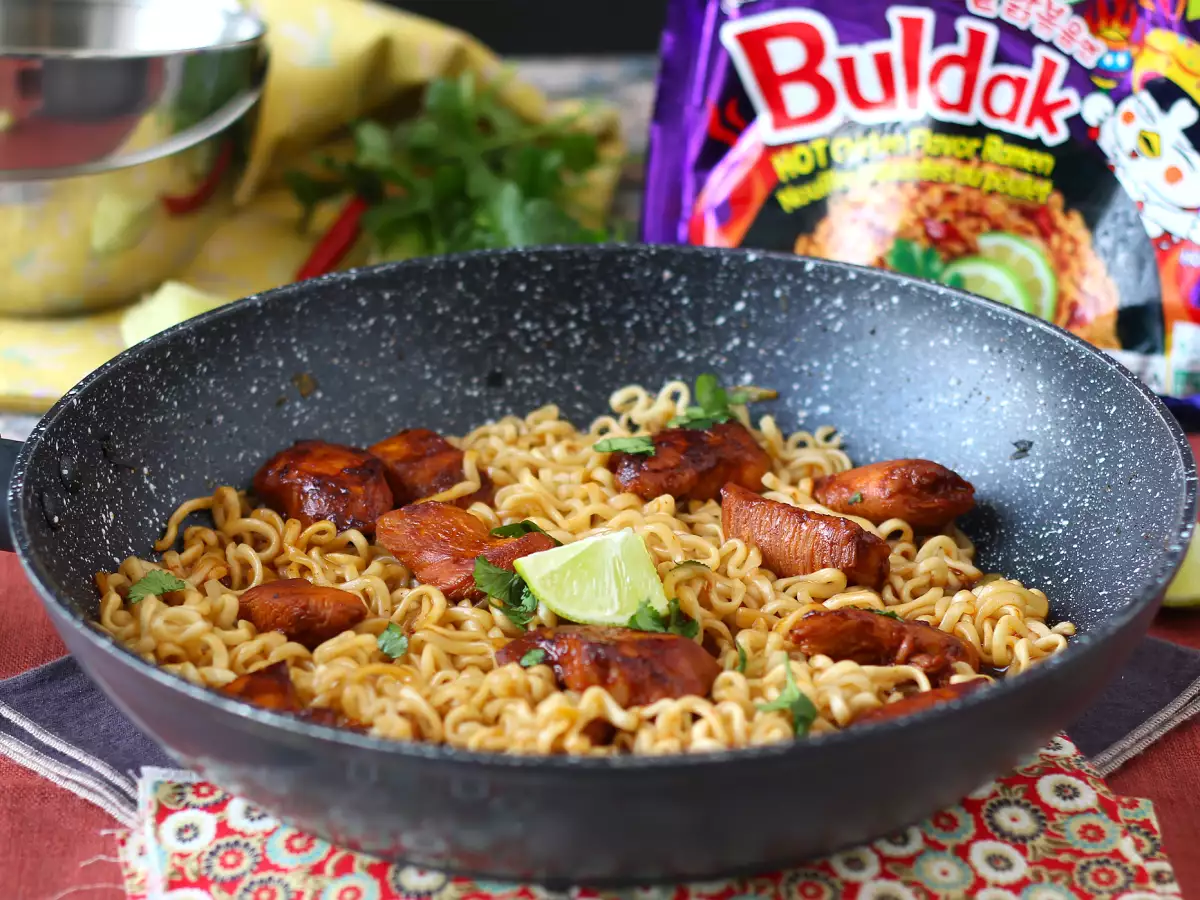 Как приготовить лапшу Buldak Habanero Lime с маринованной курицей - фото 5