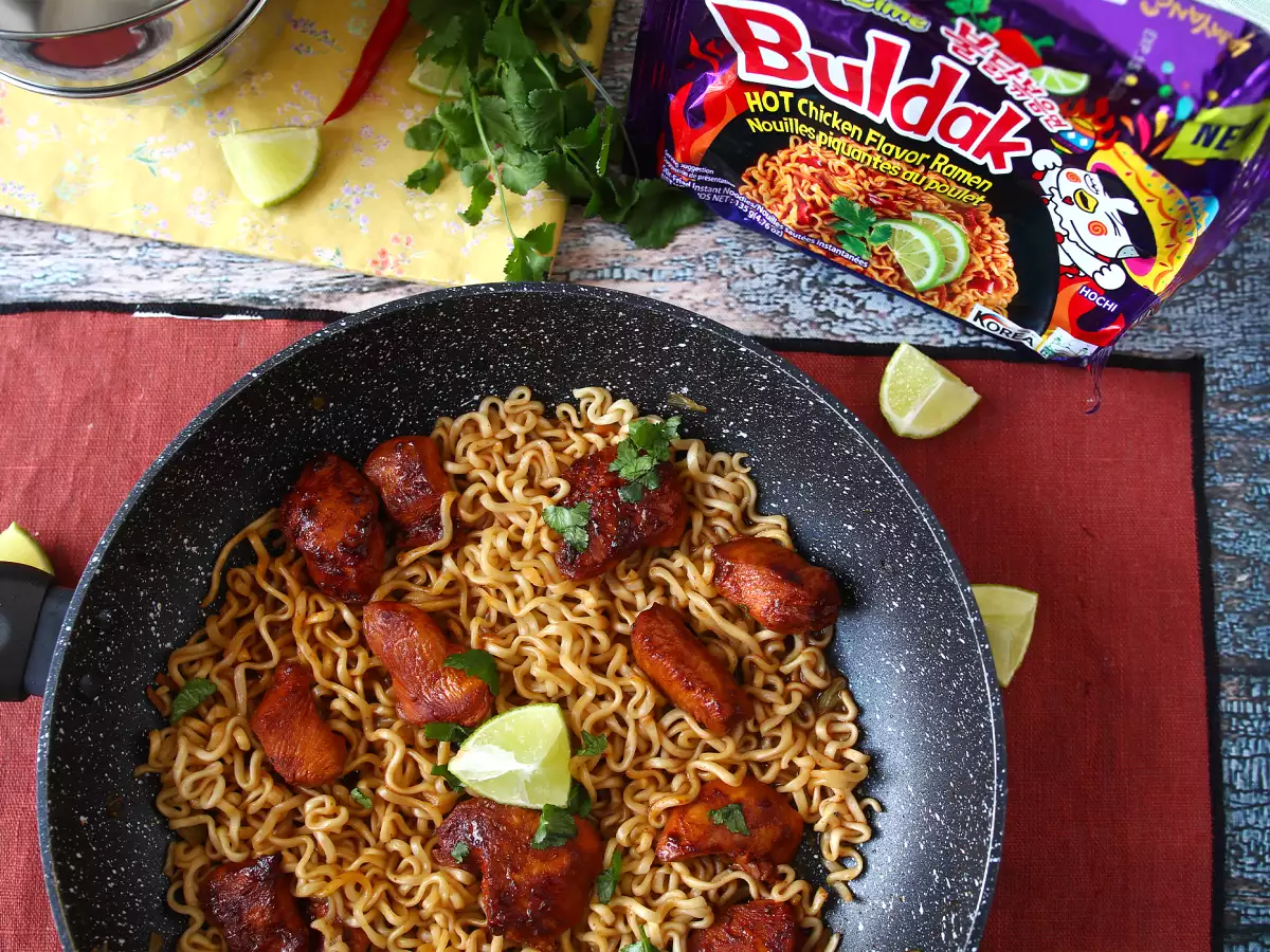 Как приготовить лапшу Buldak Habanero Lime с маринованной курицей - фото 6