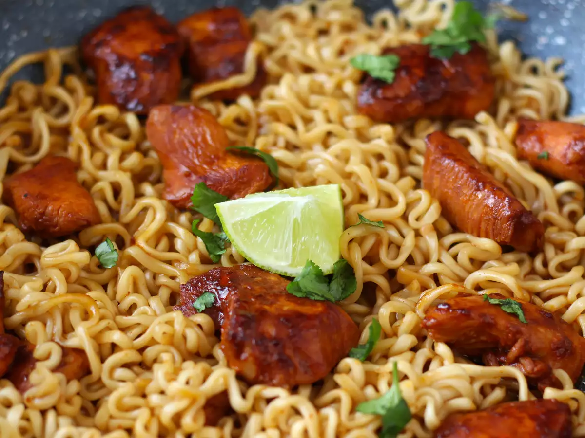 Как приготовить лапшу Buldak Habanero Lime с маринованной курицей - фото 7