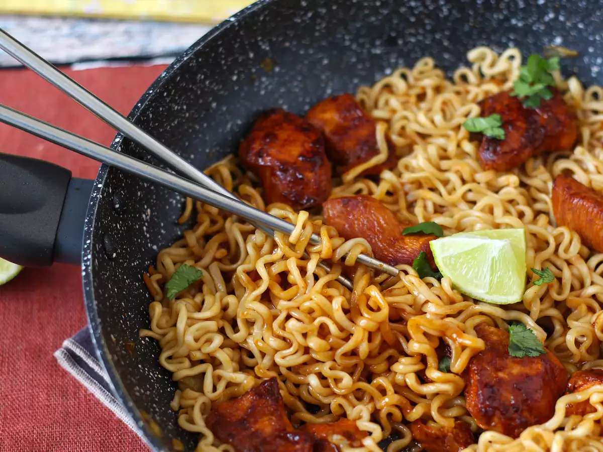 Как приготовить лапшу Buldak Habanero Lime с маринованной курицей - фото 8